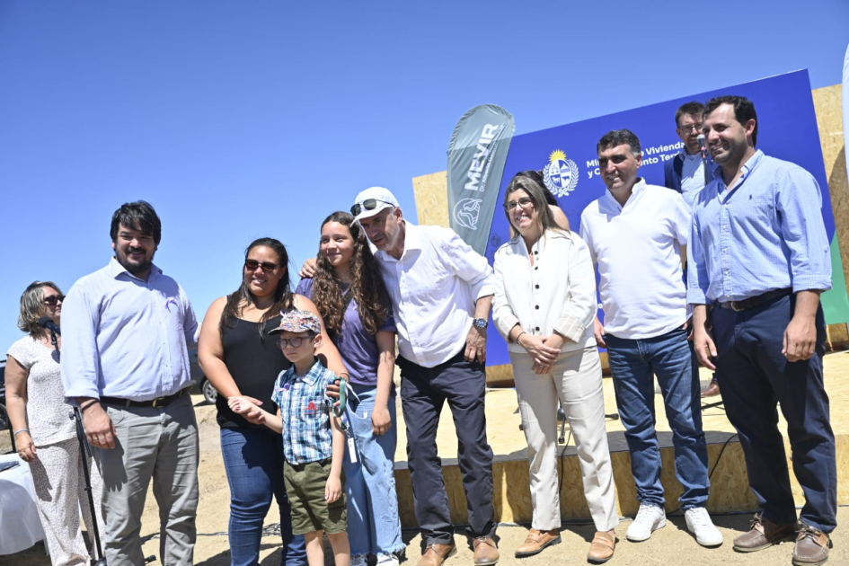 Autoridades posando junto a familia