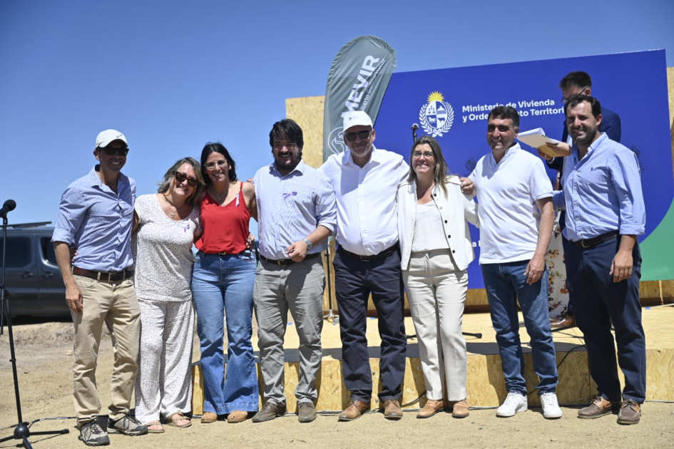 Autoridades posando junto a familia
