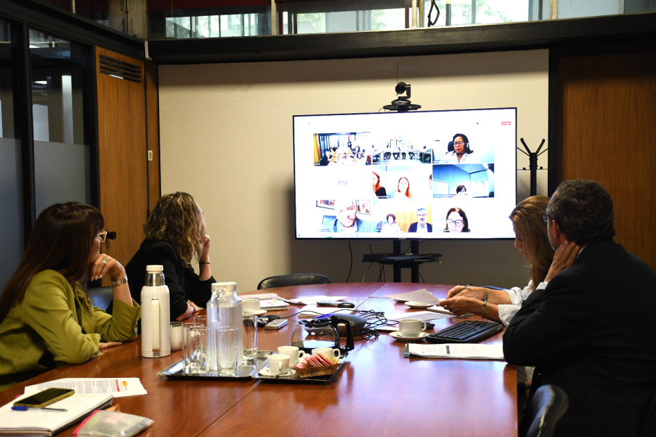 Conferencia y charla.