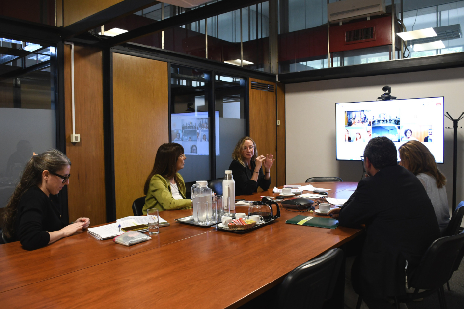 Conferencia y charla.