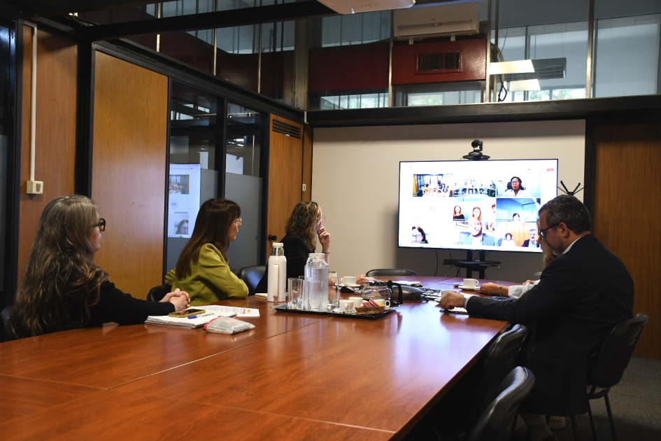 Conferencia y charla.