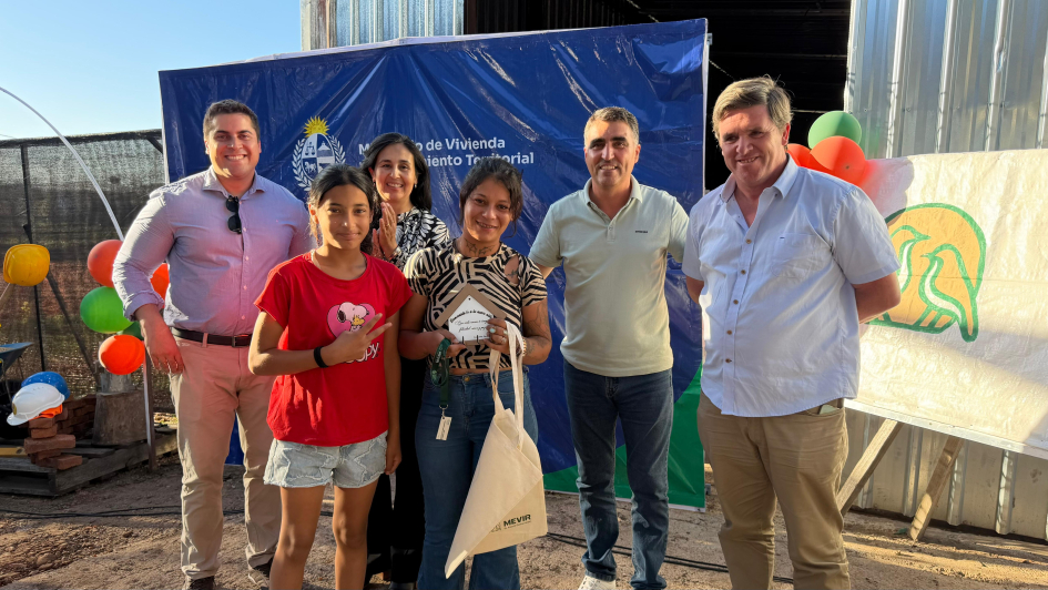 Entrega de llaves en Bella Unión Presidente de Mevir con vecinos.