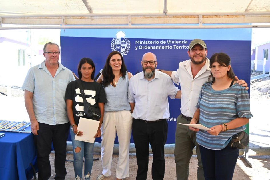 Autoridades entregando llaves.