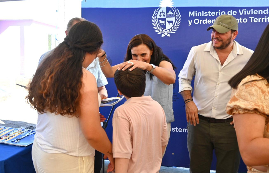 Autoridades entregando llaves.