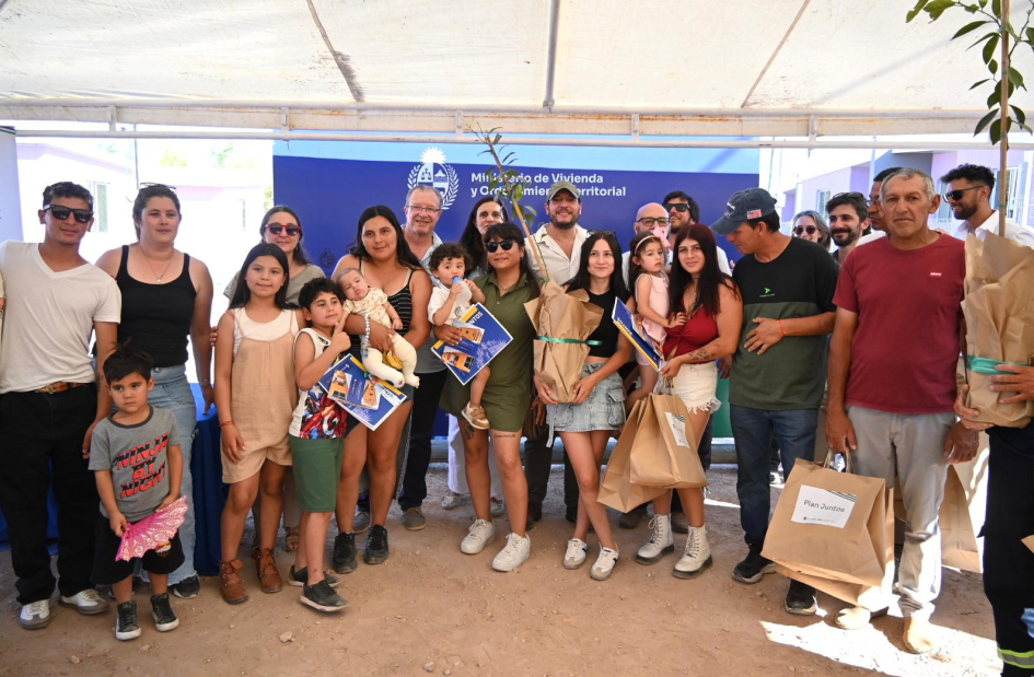 Autoridades con vecinos.