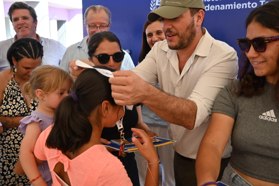 Autoridades entregando llaves.