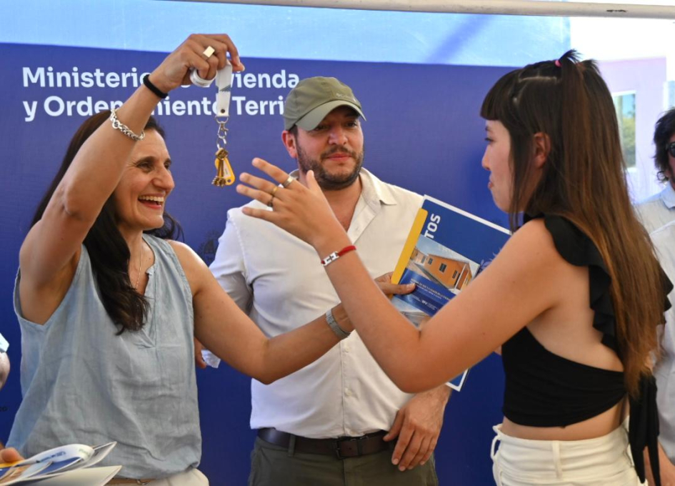 Autoridades entregando llaves.