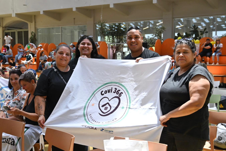 Familias festejando.