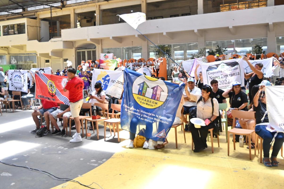 Familias festejando.