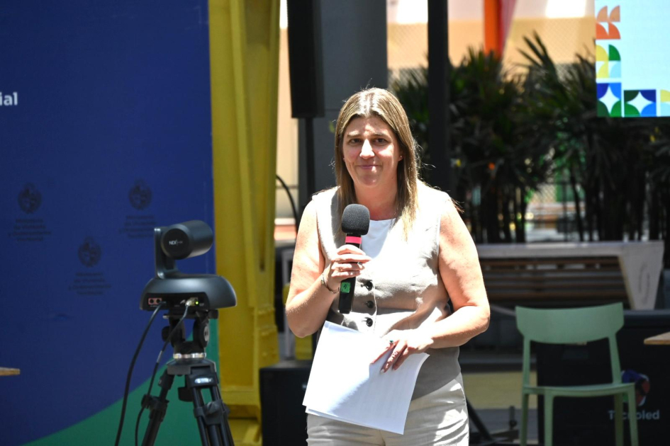 Ministra haciendo uso de la palabra.