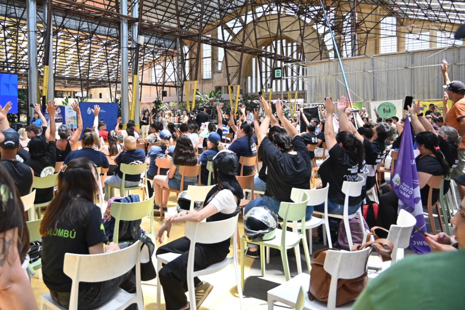 Familias festejando.