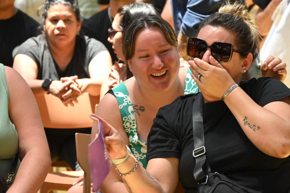Familias festejando.
