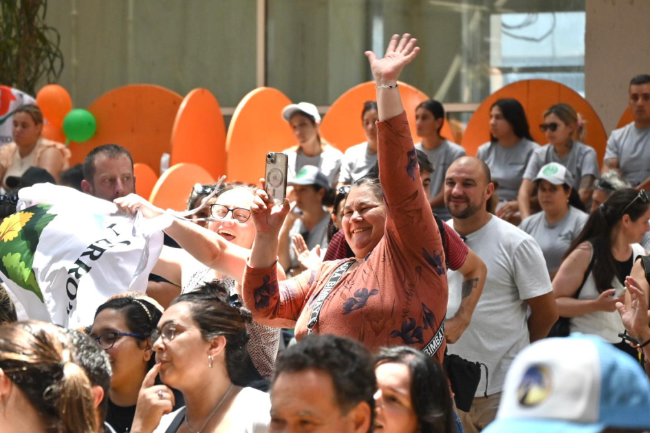 Familias festejando.