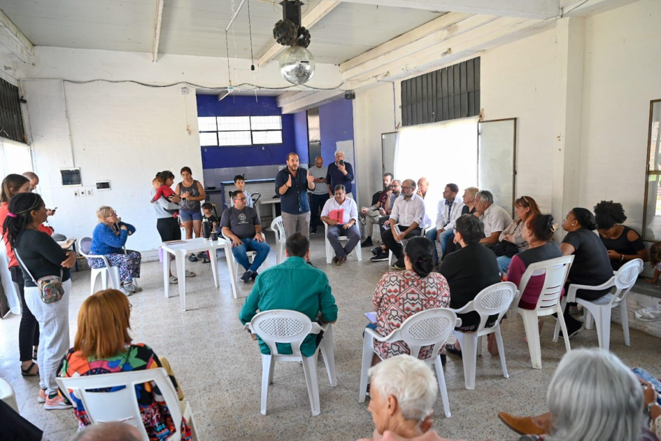 Sub secretario hablando con los vecinos. Complejo Habitacional