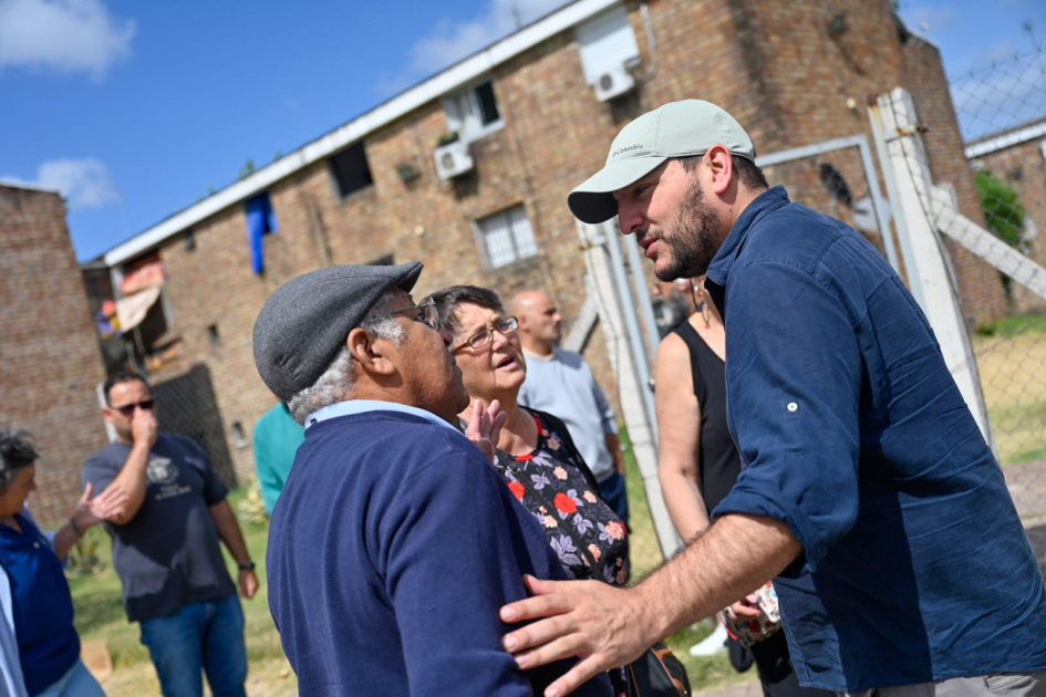 Sub secretario saludando a vecinos. Complejo Habitacional