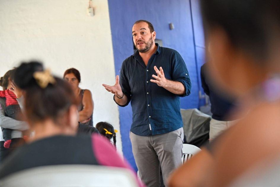 Sub secretario hablando con los vecinos. Complejo Habitacional