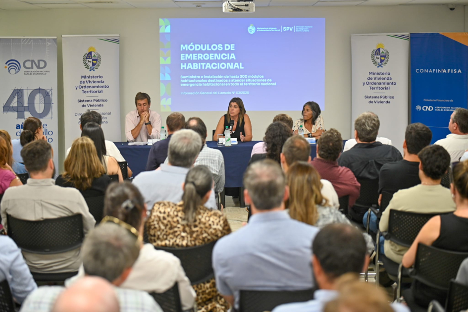 Autoridades exponiendo.