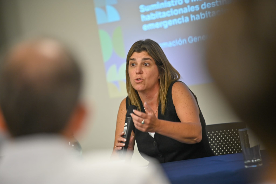 Autoridades exponiendo.