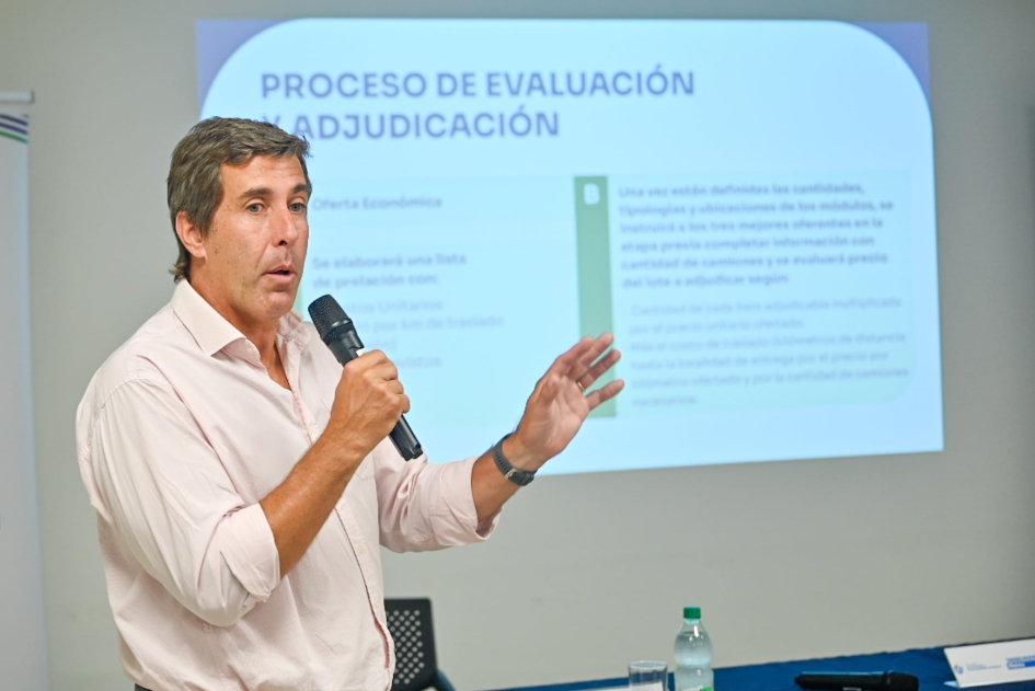 Autoridades exponiendo.