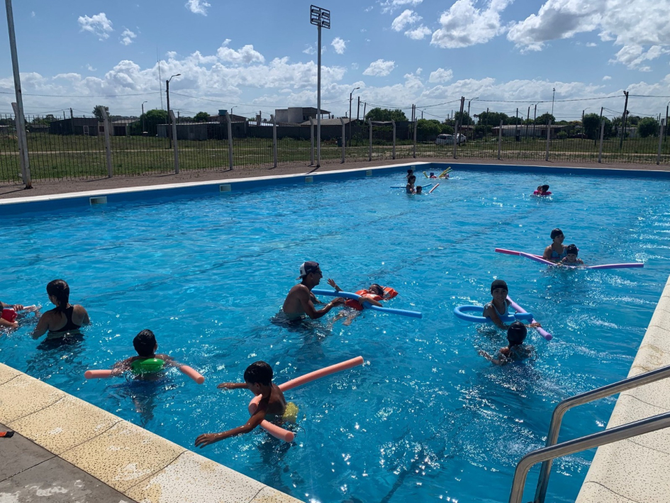 niños nadando