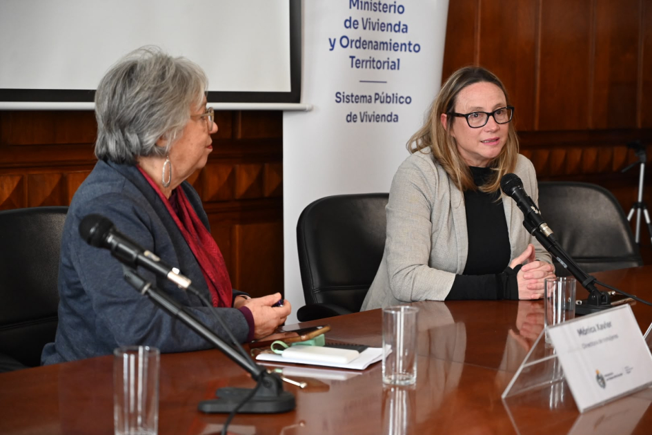 Paola y Mónica en mesa
