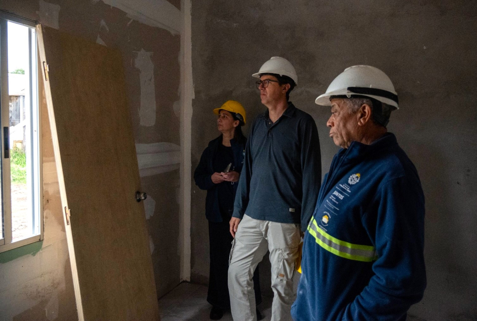 Equipo de territorio de Plan Juntos dentro de una vivienda en construcción Equipo de territorio de Plan Juntos dentro de una vivienda en construcción