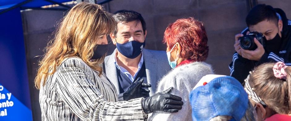Ministra Irene Moreira y coord. gral. Rody Macías en la entrega de llaves de Campo Galusso Ministra Irene Moreira y coord. gral. Rody Macías en la entrega de llaves de Campo Galusso