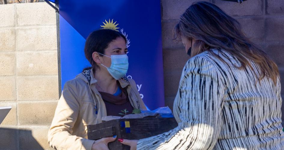 Ministra Irene Moreira recibe un presente en nombre de los participantes de Campo Galusso Ministra Irene Moreira recibe un presente en nombre de los participantes de Campo Galusso