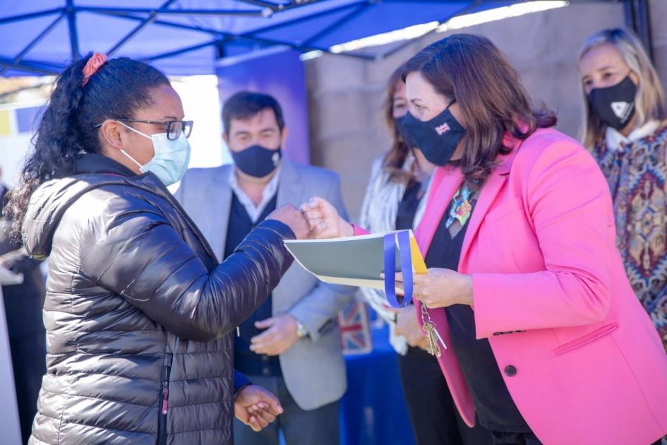 Embajadora británica Faye O'Connor entrega la llave de su vivienda a una participante Embajadora británica Faye O'Connor entrega la llave de su vivienda a una participante