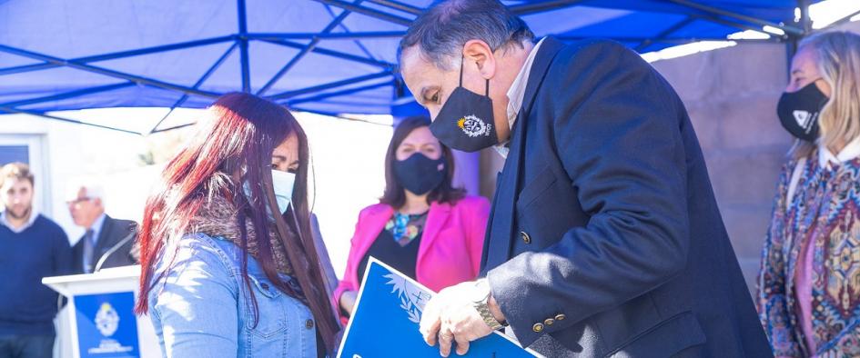 Jefe de Gabinete del MVOT Gonzalo Reissig entrega las llaves a una participante Jefe de Gabinete del MVOT Gonzalo Reissig entrega las llaves a una participante