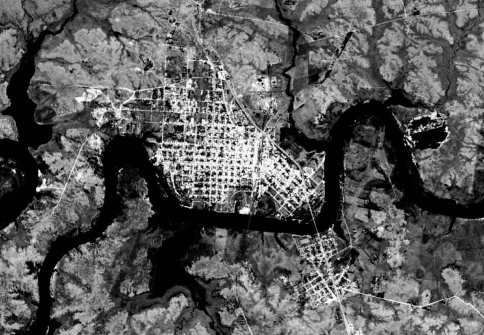 Paso de los Toros | Pueblo Centenario Imagen aérea de Google Erth en blanco y negro donde se ve la trama de la ciudad de Paso de los Toros y de Pueblo Centenario, el río Uruguay y el área rural rodeando ambas tramas urbanas