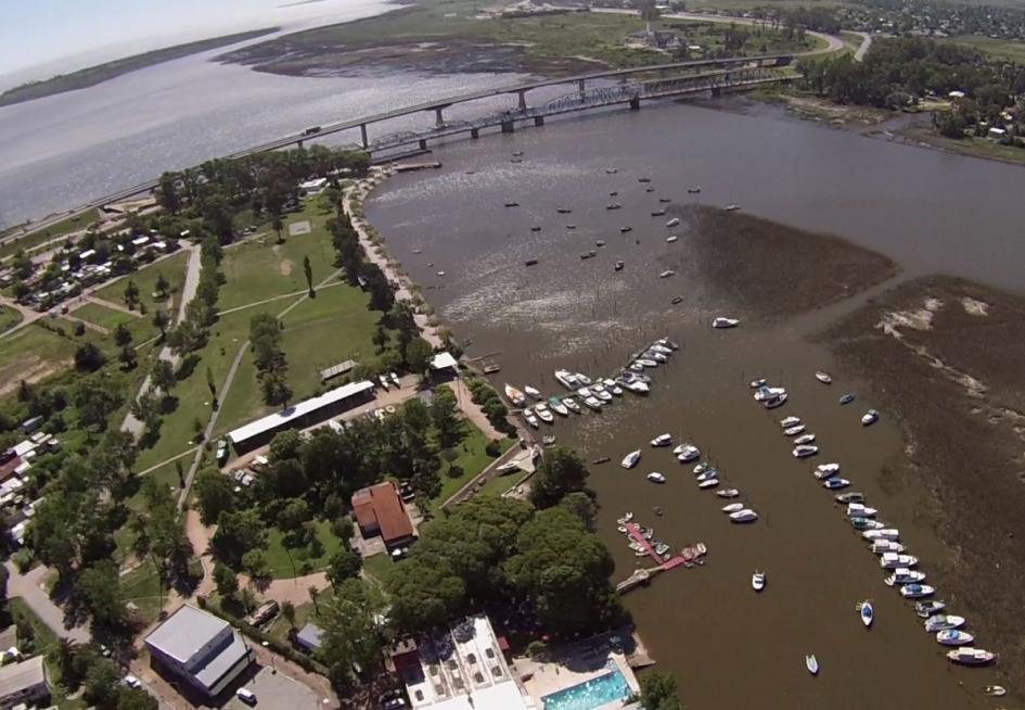 Área Humendales del Santa Lucía Imagen área donde se ven los humedales del Santa Lucía, el puente, las embarcaciones, edificaciones y zonas verdes