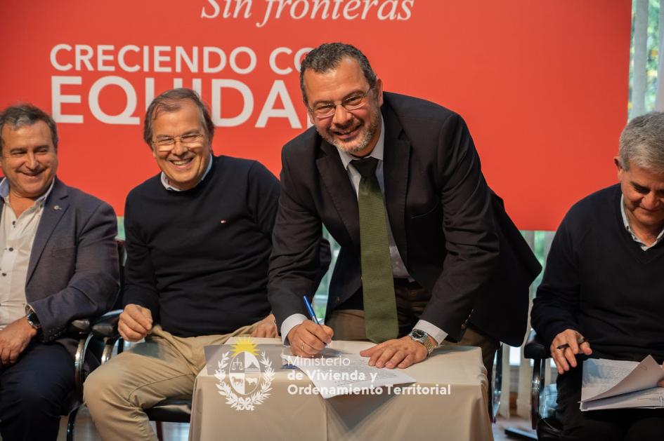 autoridades firmando convenio autoridades firmando convenio
