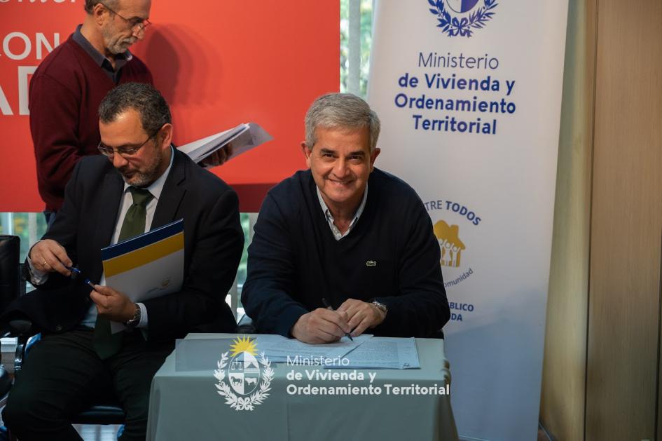 autoridades firmando convenio autoridades firmando convenio
