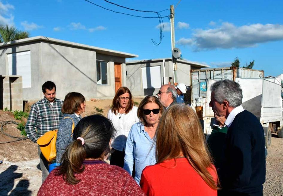 Visita a maldonado Eneida de León con vecinos