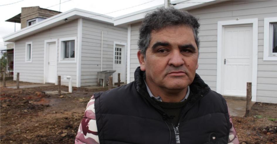 barrio artigas beneficiario recibiendo su vivienda