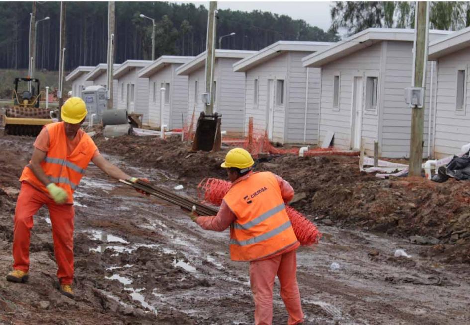 barrio artigas dos obreros trabajando frete a varias viviendas