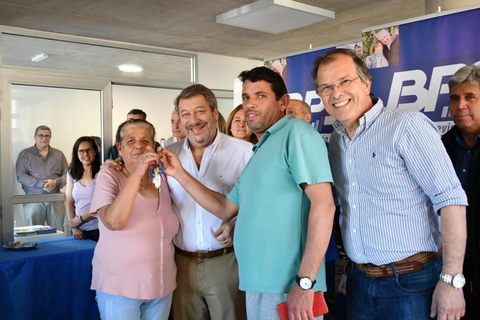 beneficiarios, autoridad y presidente del bps juntos beneficiarios posando junto al presidente del BPS y las llaves de su nueva casa