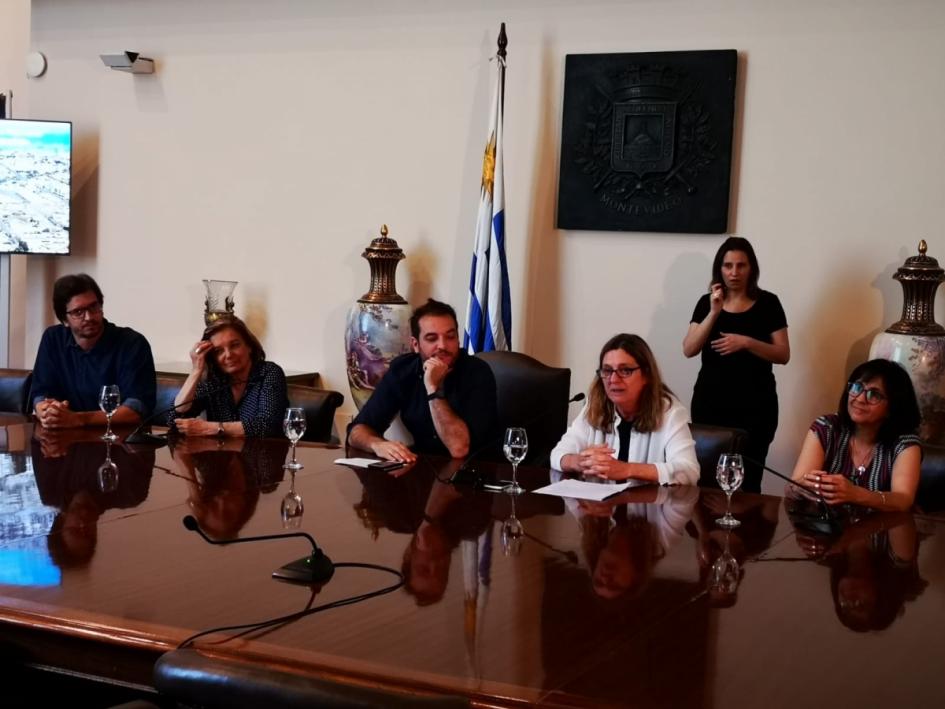 Panel con autoridades del Mvotma y de la Intendencia de Montevideo realizando la presentación del Plan 