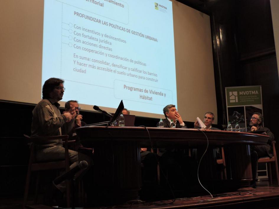 Director Nacional de Ordenamiento Territorial José Freitas realizando la apertura de las Conferencias