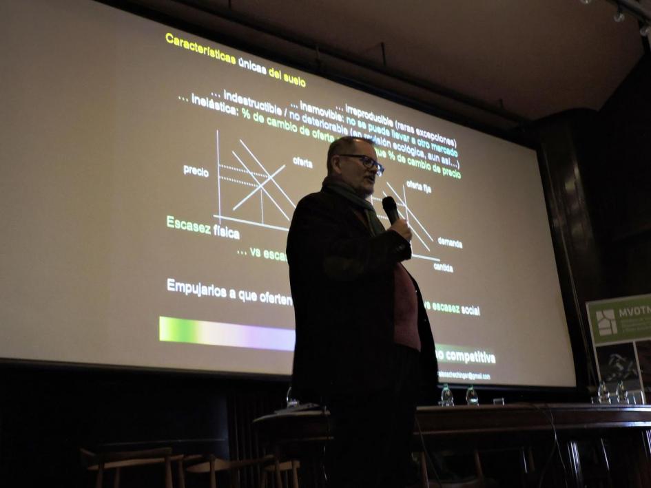 Carlos Morales realizando su presentación 