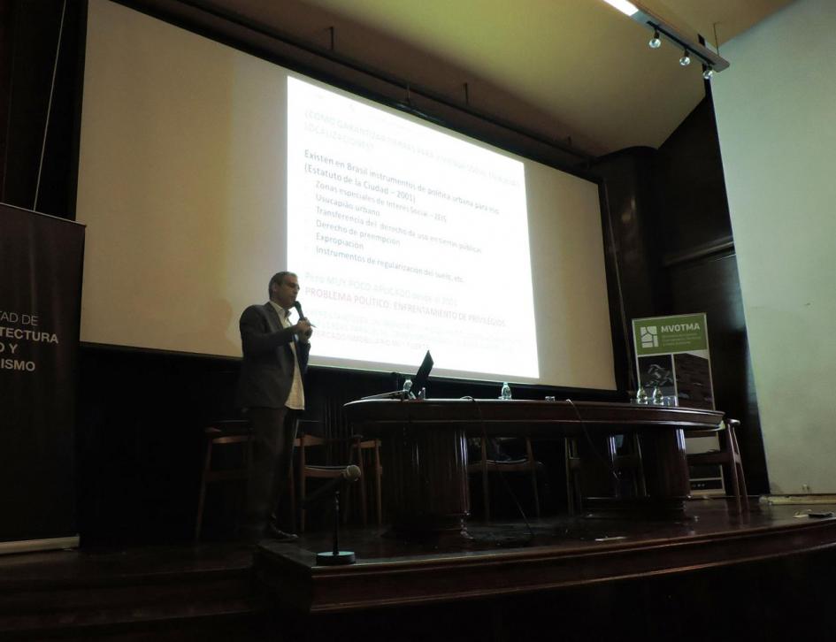 João Sette Whitaker realizando su presentación 