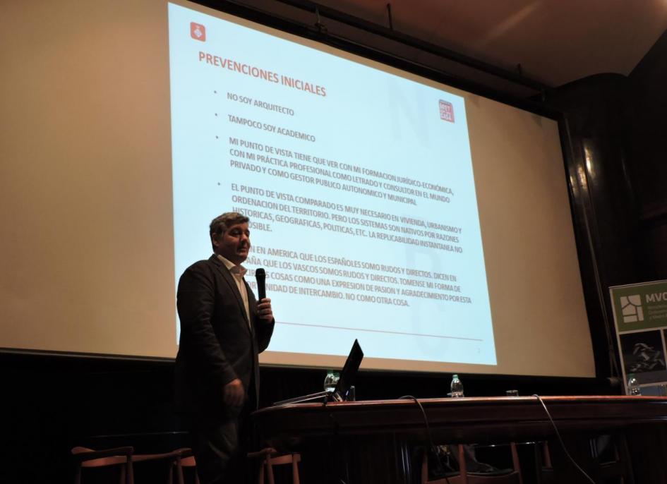 Javier Burón realizando su presentación
