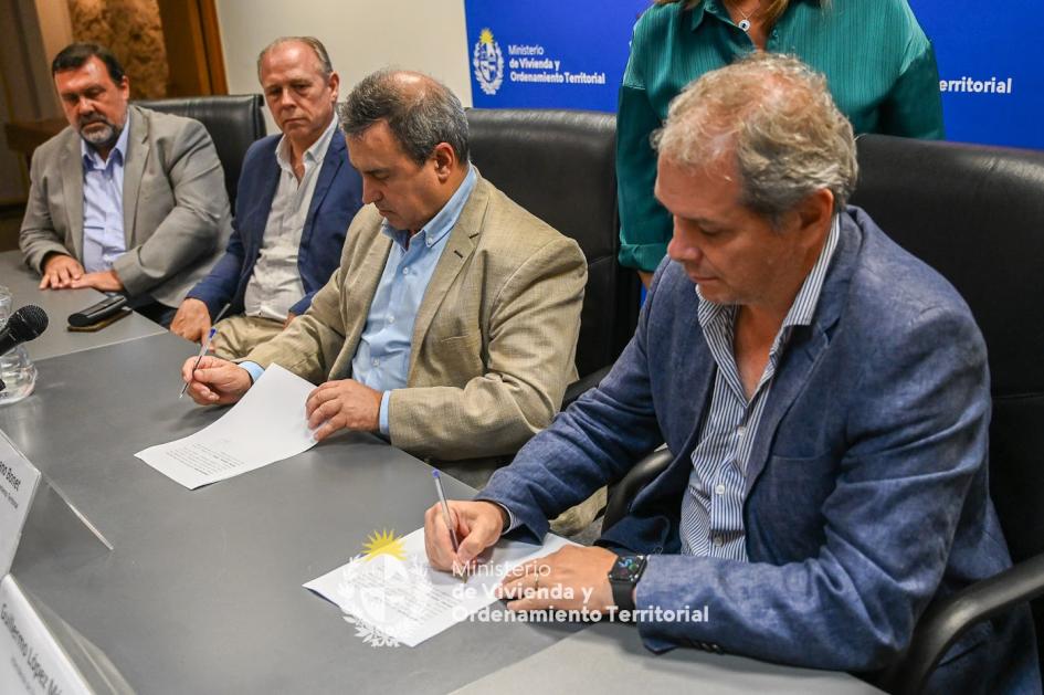 Ministro de vivienda e Intendente de Florida firmando el convenio juntos 