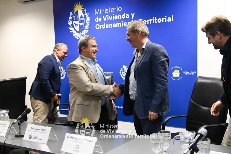 Ministro de vivienda e Intendente de Florida estrechándose la mano felizmente 