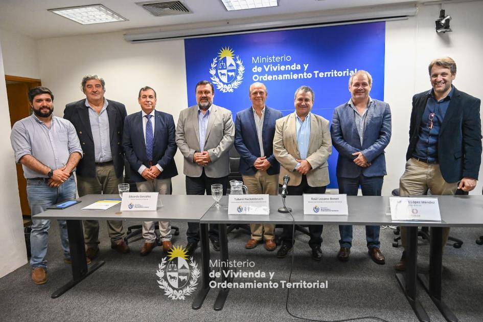 Foto de las autoridades presentes todas juntas mientras sonríen 