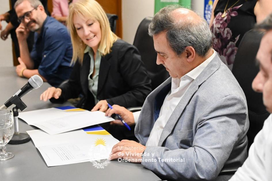 Ministro de Vivienda e Intendenta de Montevideo firmando Ministro de Vivienda e Intendenta de Montevideo firmando el convenio