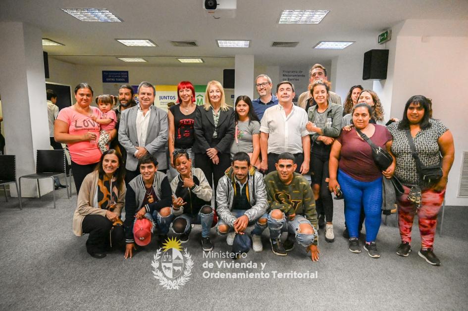 Vecinos y autoridades juntos Foto de los vecinos junto con el Ministro de Vivienda e Intendenta de Montevideo