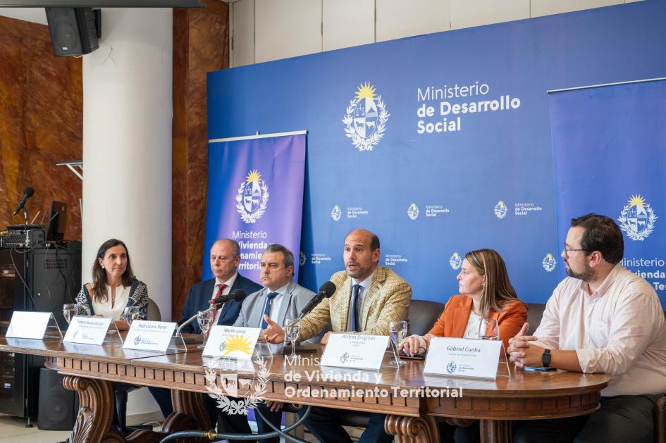 Todas las autoridades juntas en la firma del convenio 