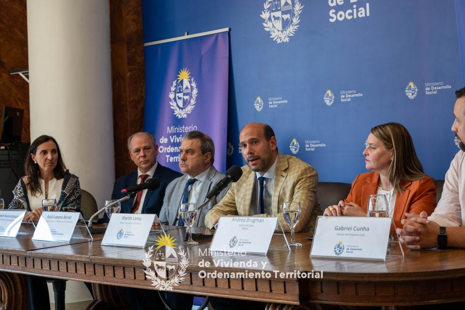 Todas las autoridades juntas en la firma del convenio 